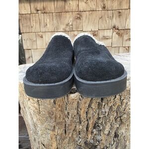 predictions womens suede shoes Used Size 6 Slip On Flat Clogs